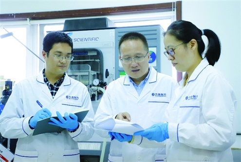 在研发创新领域,齐鲁制药的投入力度始终位居行业前列,现拥有专职研发人员超5000人。